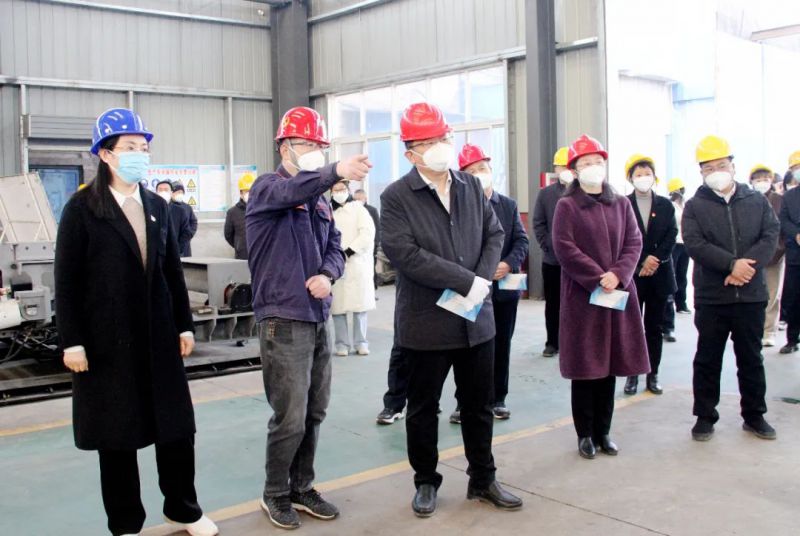 馬村區(qū)委書記師少輝，區(qū)委副書記、區(qū)長王婕等人到演風(fēng)公司進行調(diào)研